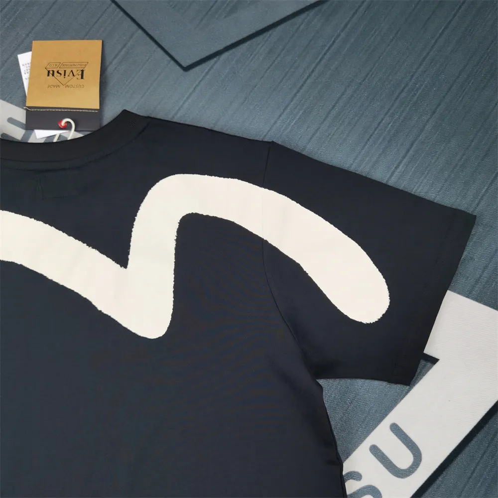 21SS M T T ， 。 M ， Classic M ， ， M， EVISU “E” 。 ， 。 V M Sizem l xl xxl